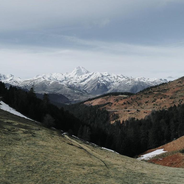 Eine Panorama-Aufnahme der Pyrenäen in Frankreich. 