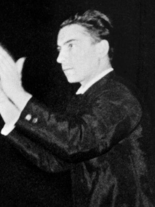 Der österreichische Dirigent Herbert von Karajan dirigiert neben Mikrofonen 1939 eine Plattenaufnahme im Studio der Deutschen Grammophon in Berlin.