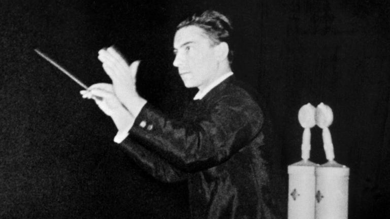 Der österreichische Dirigent Herbert von Karajan dirigiert neben Mikrofonen 1939 eine Plattenaufnahme im Studio der Deutschen Grammophon in Berlin.