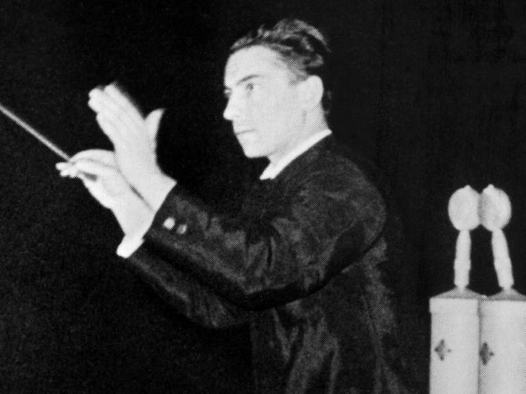 Der österreichische Dirigent Herbert von Karajan dirigiert neben Mikrofonen 1939 eine Plattenaufnahme im Studio der Deutschen Grammophon in Berlin.
