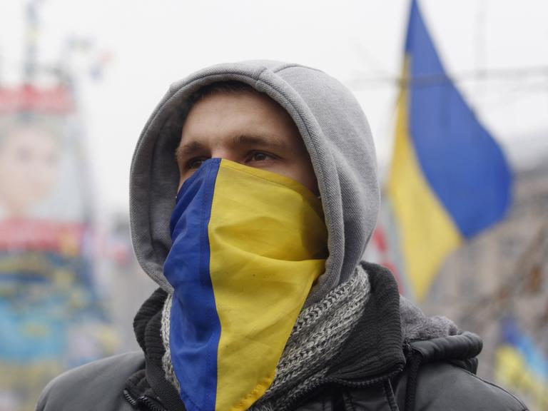 Ein Demonstrant am Platz der Unabhängigkeit in Kiew am 16. Dezember 2013.