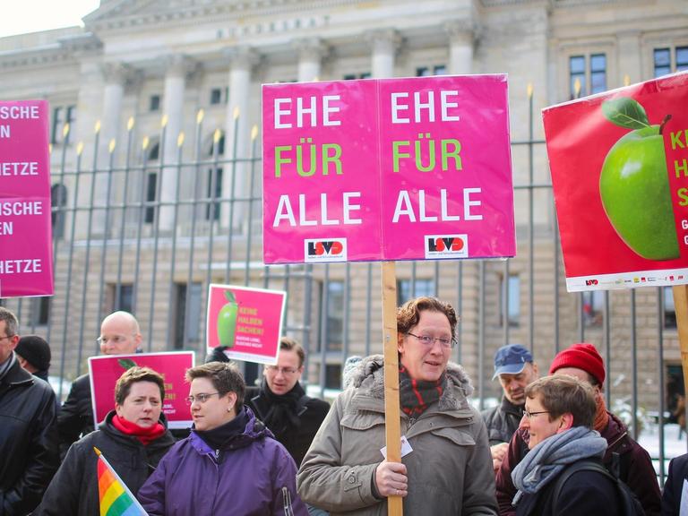 Demonstranten fordern am 22.03.2013 vor dem Bundesrat in Berlin die rechtliche Gleichstellung der Ehe für alle.