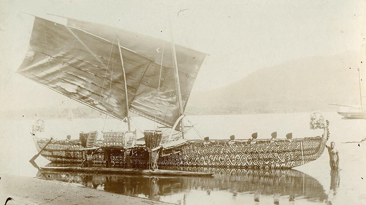 Eine historische Aufnahme zeigt das Luf-Boot vor der hernsheimschen Handelsstation auf Matupi, einer INsel in Papua-Neuguinea, 1903