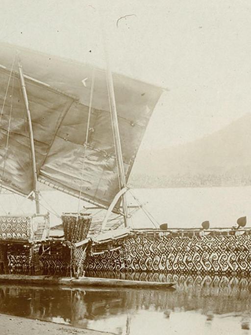 Eine historische Aufnahme zeigt das Luf-Boot vor der hernsheimschen Handelsstation auf Matupi, einer Insel in Papua-Neuguinea, 1903