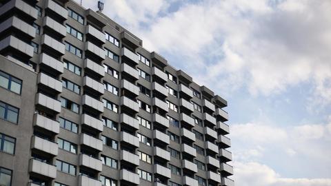 Hochhaus mit Mietwohnungen im Bezirk Tiergarten in Berlin vor leicht bewölktem Himmel, aufgenommen im September 2019