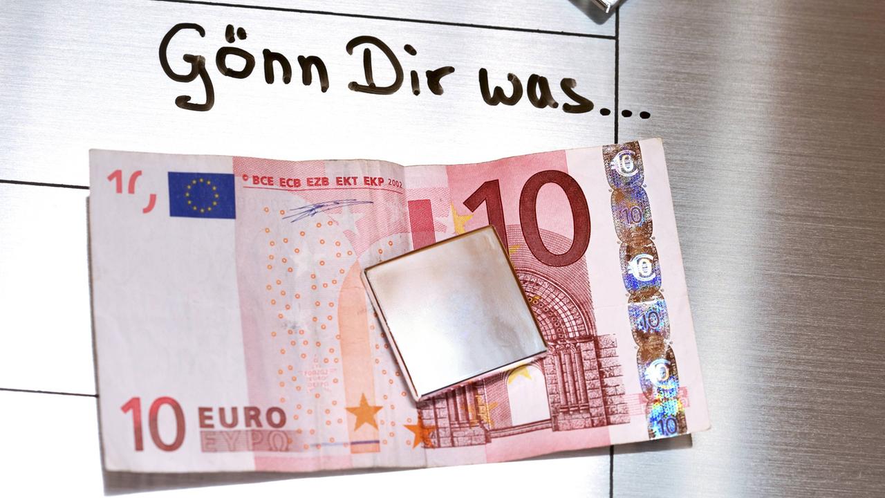 "Gönn Dir was!" - Zehn-Euro-schein an einer Magnet-Pinwand