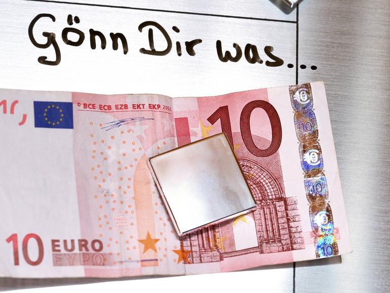 "Gönn Dir was!" - Zehn-Euro-schein an einer Magnet-Pinwand