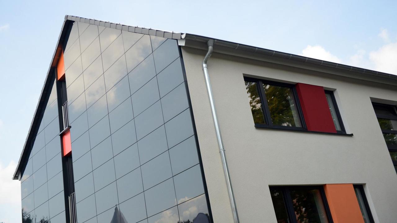 Ansicht des Vivawest Zukunftshauses in Bottrop mit Fotovoltaik-Paneelen an der Fassade