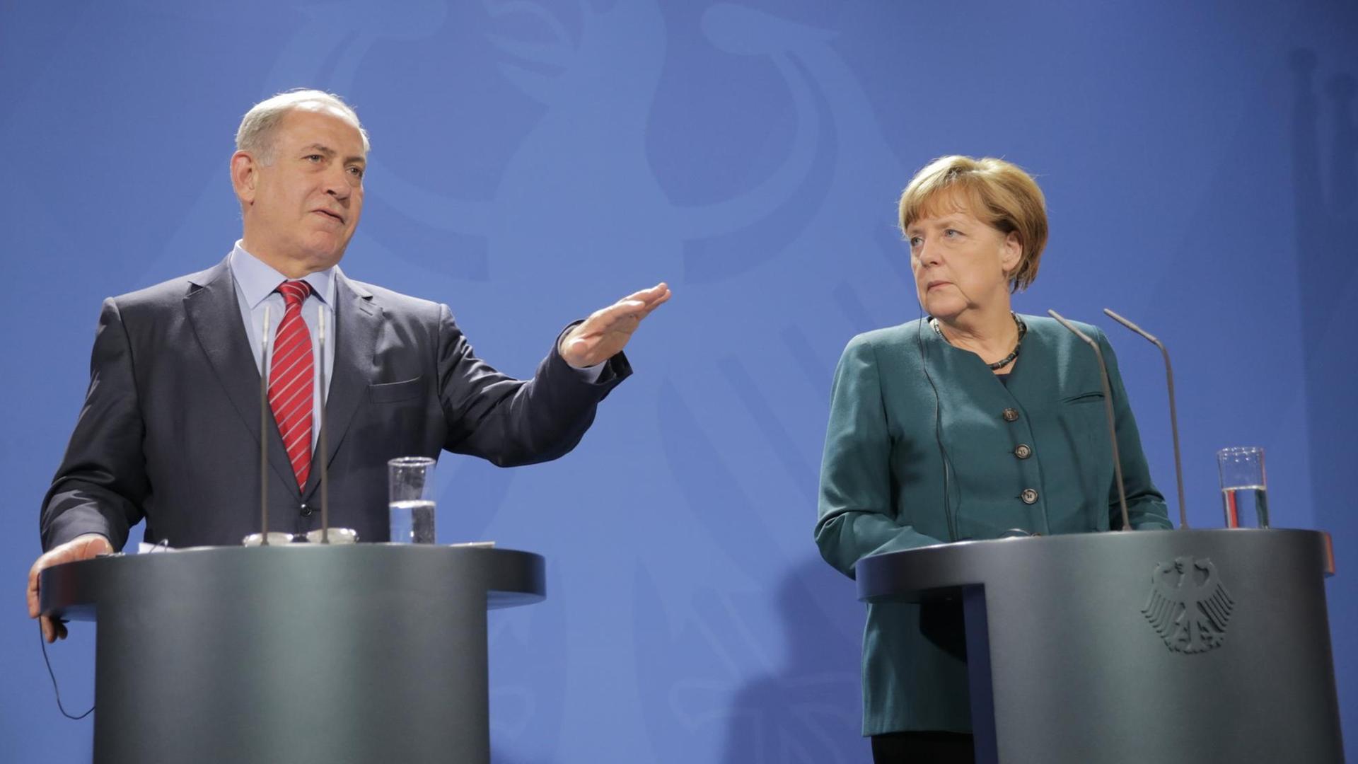 Bundeskanzlerin Angela Merkel (CDU) und Israels Ministerpräsident Benjamin Netanjahu geben am 21.10.2015 im Kanzleramt in Berlin eine gemeinsame Pressekonferenz.