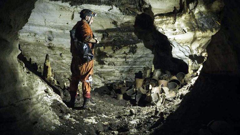 Archäologen haben in einer Höhle Keramikgefäße aus der Maya-Zeit gefunden.