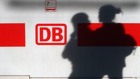 Schatten von Masken tragenden Fahrgästen an einem ICE Intercity Express im Hauptbahnhof Frankfurt, Hessen, Deutschland.