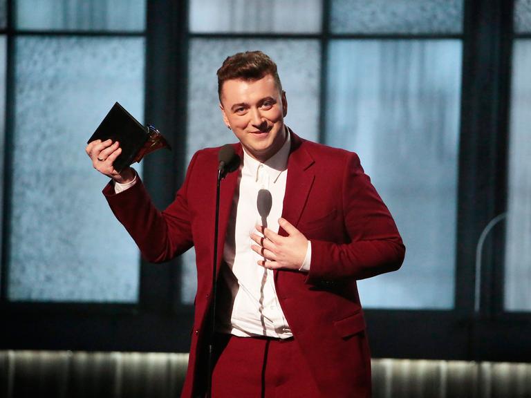 Der britische Sänger Sam Smith freut sich bei der 57. Grammy-Verleihung über seine Auszeichnung als bester Nachwuchskünstler und für die Single des Jahres.
