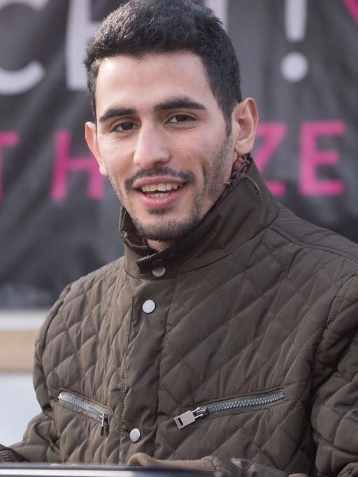 Der syrisch-palästinensische Musiker Aeham Ahmad spielt am 16.5.2016 bei einer Kundgebung gegen rechte Hetze in Dresden.