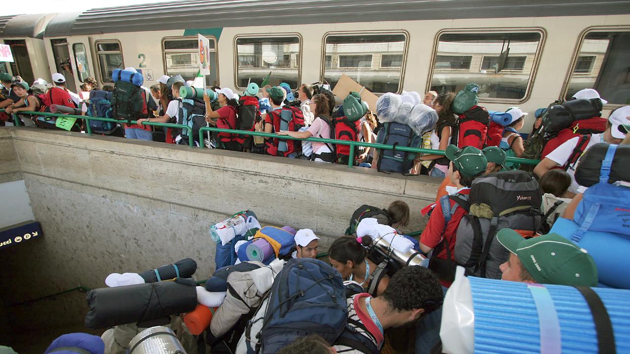 Italienische Jugendliche drängen in den Zug.