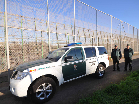 NUR Hintergrund 8. Mai 2013: Polizeipatrouille an der Grenze in Melilla NUR Hintergrund 8. Mai 2013: Polizeipatrouille an der Grenze in Melilla