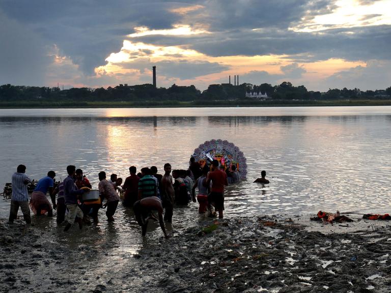 Menschen am Ganges im indischen Kalkutta