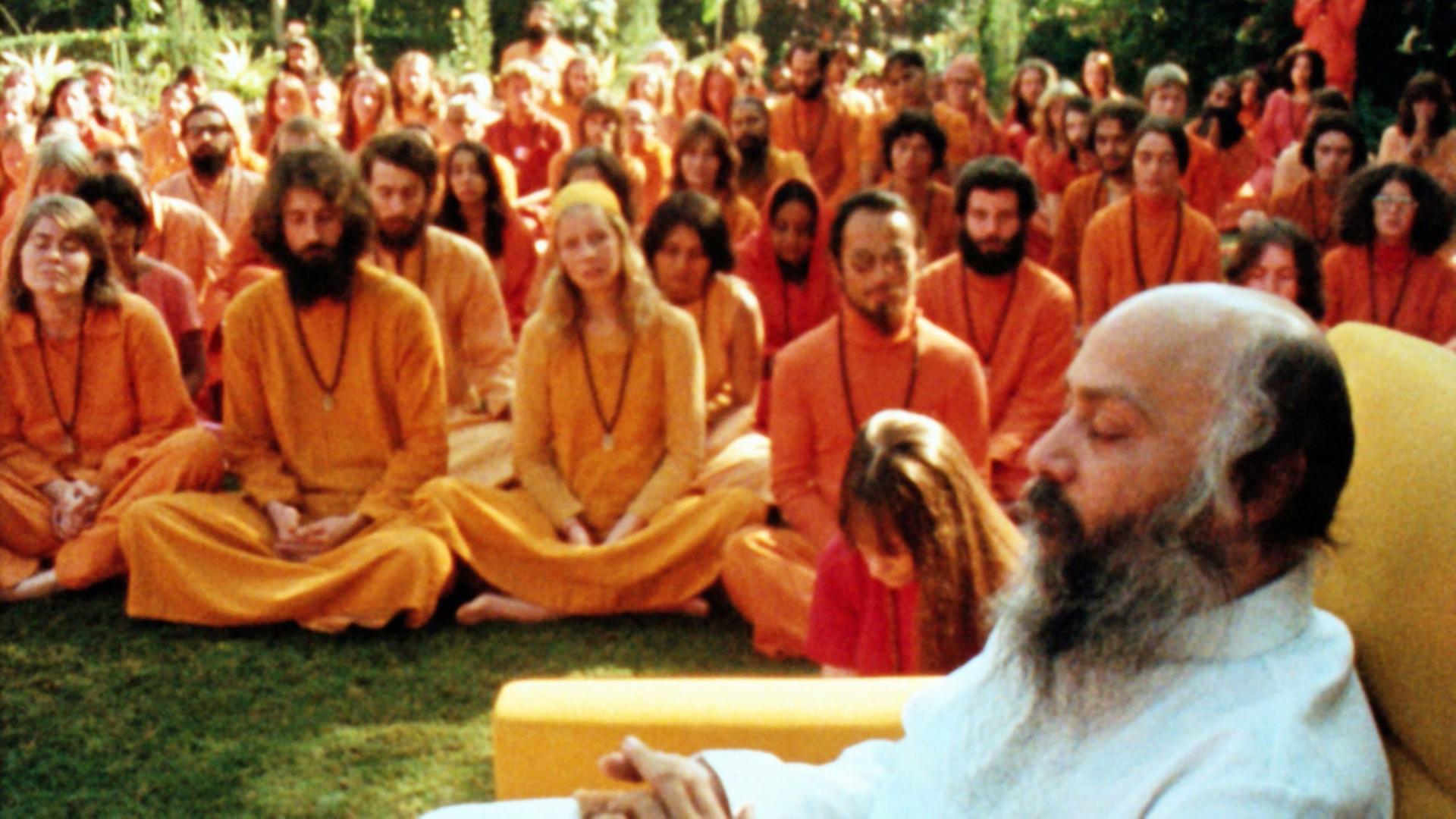 Guru Bhagwan mit Anhängern in den 1980-er Jahren
