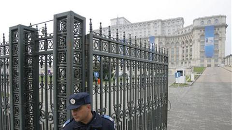 Ein Polizist steht in der rumänischen Hauptstadt Bukarest vor dem Tagungsort des NATO-Gipfels.
