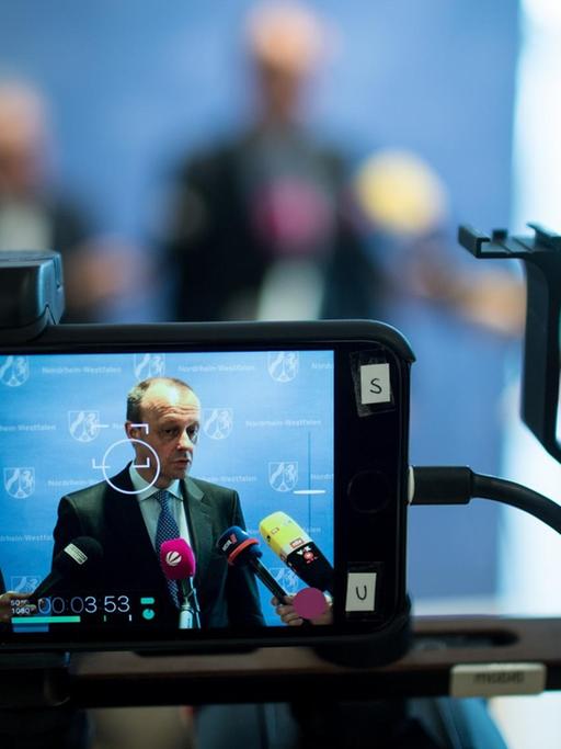 Friedrich Merz (CDU) spricht im März 2018 mit Journalisten im Landtag in Düsseldorf, zu sehen auf dem Display einer Kamera, die das Statement mitfilmt.