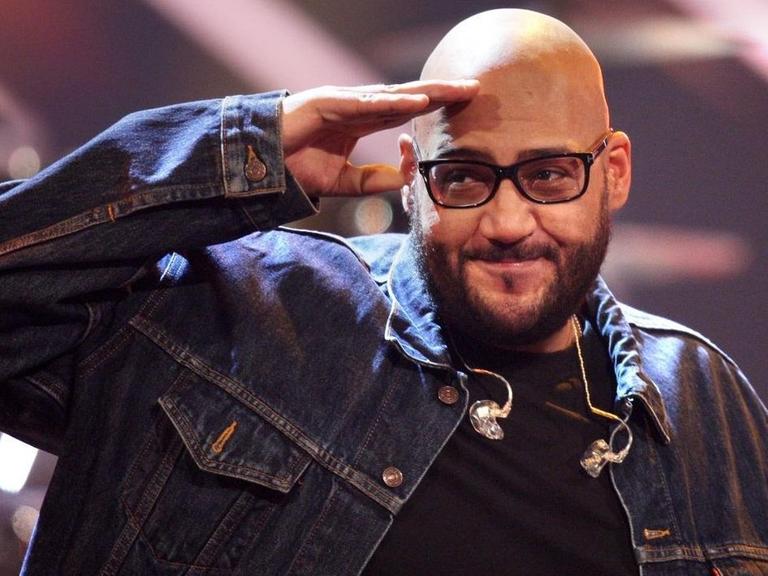 Jury-Mitglied Moses Pelham "salutiert" in der Vox-Castingshow "X Factor".