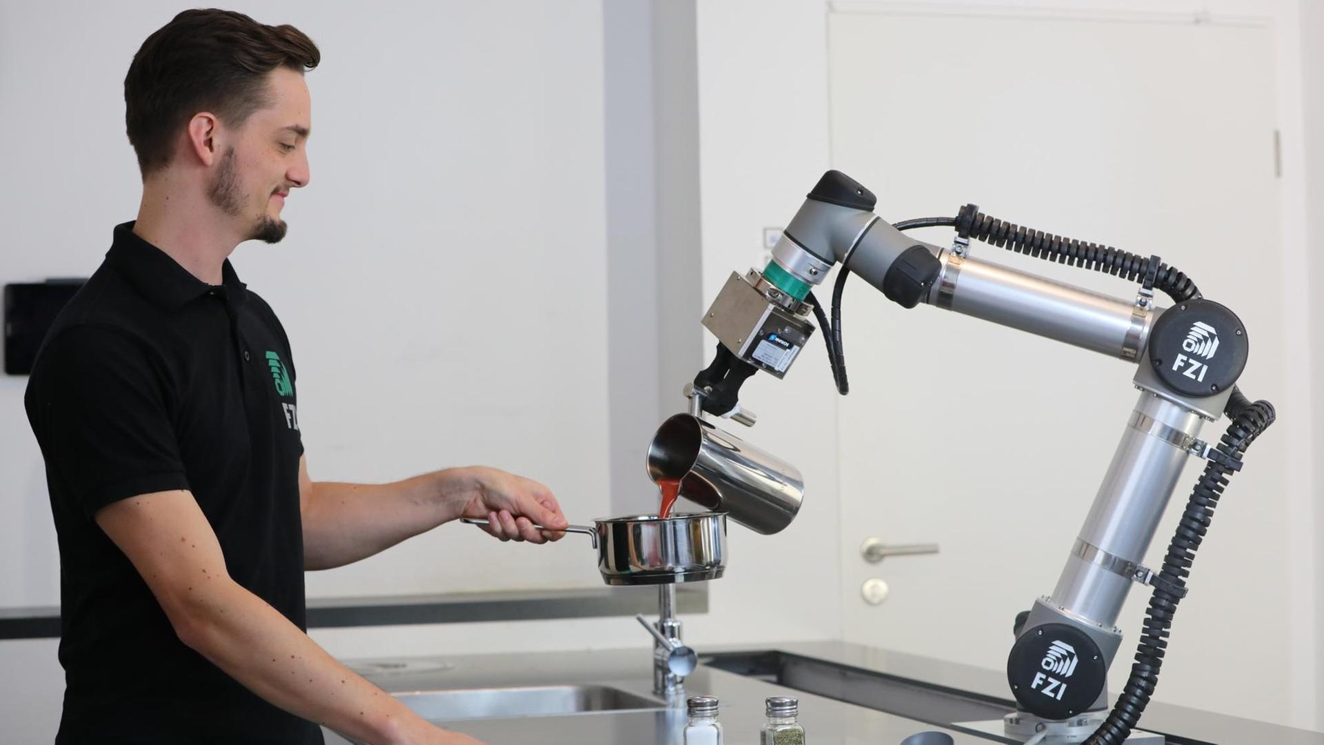 Das FZI erforscht die Interaktion des Menschen mit Robotern im Smart Home
