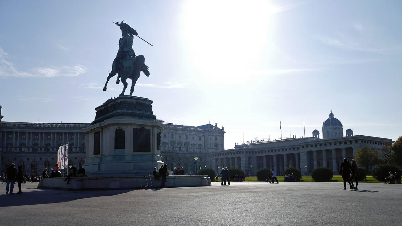 Der Heldenplatz in Wien mit dem Reiterstandbild Erzherzog Karls von A.D. Fernkorn.