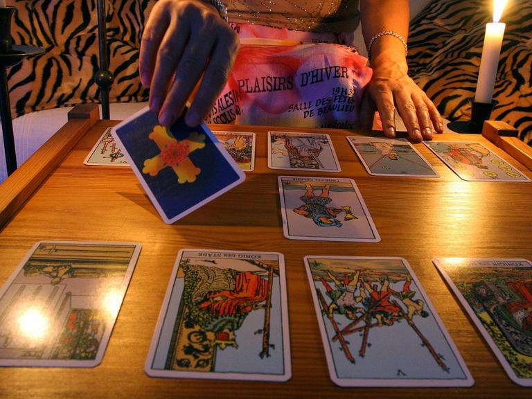 Die Tarot Karte für Kraft. Legen und lesen aus Tarot-Karten nach Arthur Edward Waite, aufgenommen am 24.08.2005.