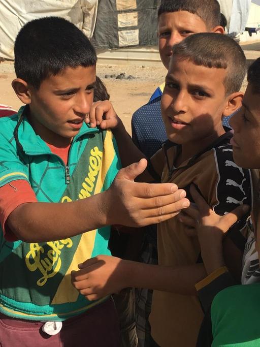 Kinder in einem Flüchtlingslager unweit von Mossul erzählen vom IS. 2016.