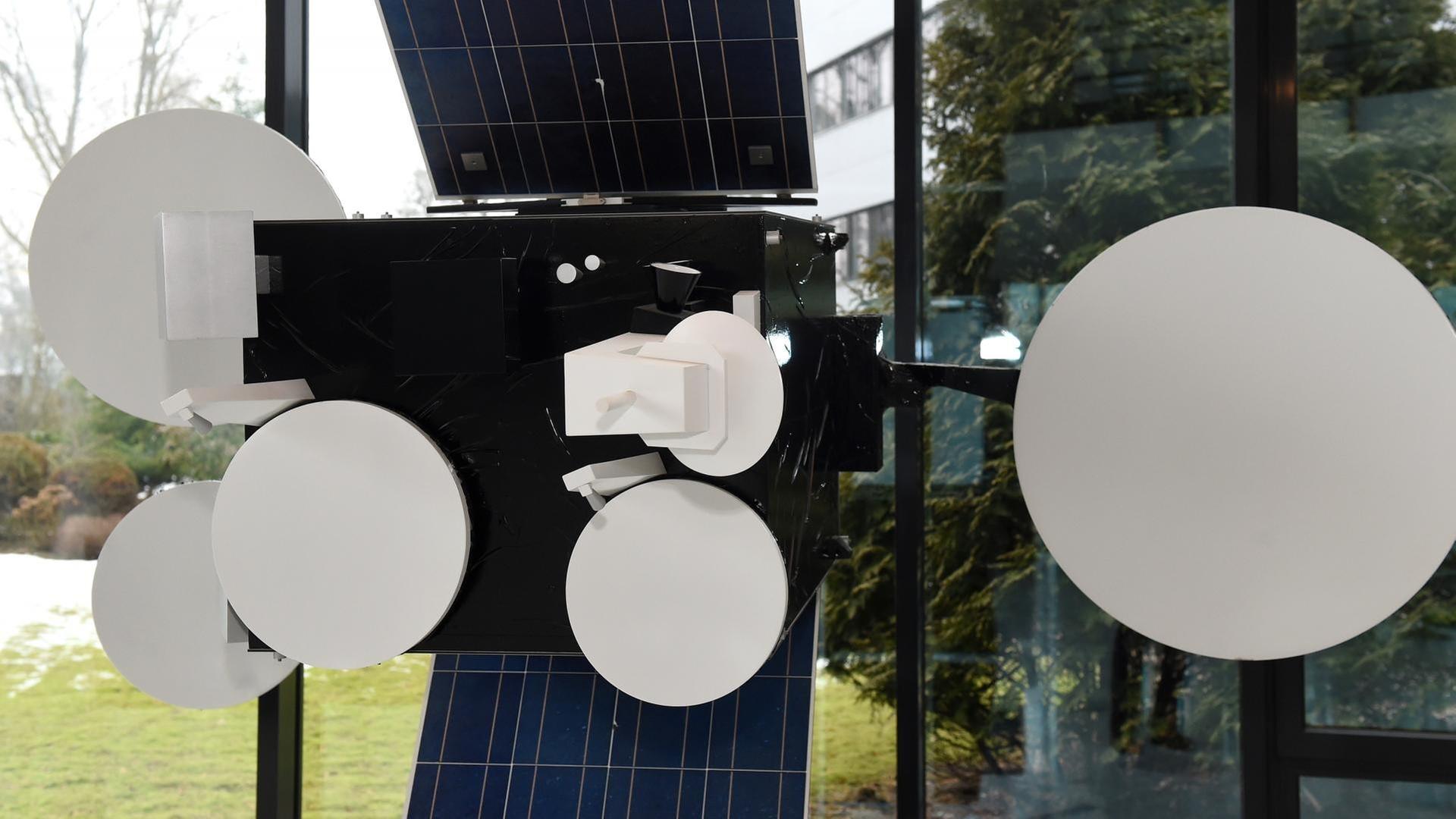 Ein Modell der Satellitenplattform SmallGEO steht am 23.01.2017 in Bremen im Foyer des OHB.