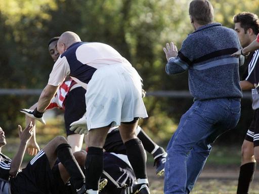 Fussball, Kreisliga B Hanau, Germania Großkrotzenburg II - RW Großauheim, Schlägerei während des Spiels Football