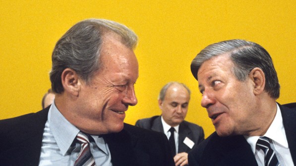 Willy Brandt (l) und Bundeskanzler Helmut Schmidt (r) im Gespräch auf dem SPD-Parteitag in Berlin 1979