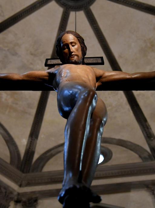 Blick auf ein hölzernes Kruzifix von Michelangelo in der Kirche Santo Spirito in Florenz