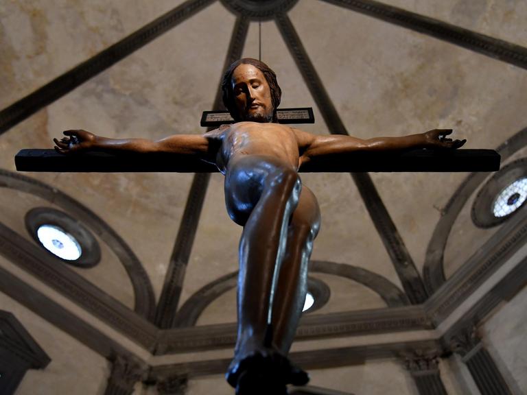 Blick auf ein hölzernes Kruzifix von Michelangelo in der Kirche Santo Spirito in Florenz