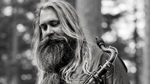 Auf dem schwarz/weiß Bild ist der Saxofonist Trygve Seim mit seinem Instrument zu sehen