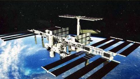 Die internationale Raumstation ISS umkreist die Erde. 