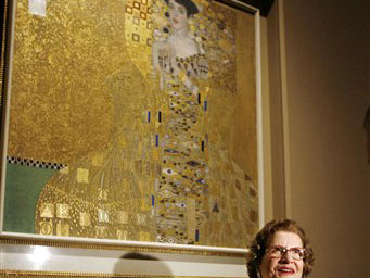 Maria Altmann vor dem Gemälde "Adele Bloch-Bauer 1" von Gustav Klimt in Los Angeles. Das Bild gilt mit einem Preis von 135 Millionen Dollar, den der Kosmetikhersteller Ronald Lauder an die letzte rechtmäßige Klimt-Erbin zahlte, als teuerstes Gemälde.