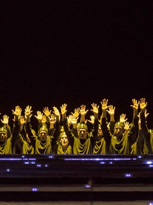 Der gelb erleuchtete Chor der Met Opera, tritt während der letzten Generalprobe zur Premiere von 'L'Amour de loin' von Kaija Saariaho im Metropolitan Opera House, New York, auf.