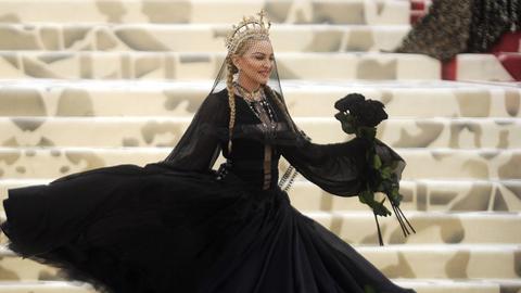 Madonna bei der Ausstellungseröffnung von "Heavenly Bodies" im New Yorker Metropolitan Museum am 7. Mai 2018 - sie trägt ein prächtiges schwarzes Kleid und eine goldene Krone, die mit Kreuzen verziert ist