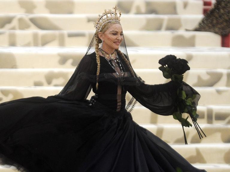 Madonna bei der Ausstellungseröffnung von "Heavenly Bodies" im New Yorker Metropolitan Museum am 7. Mai 2018 - sie trägt ein prächtiges schwarzes Kleid und eine goldene Krone, die mit Kreuzen verziert ist