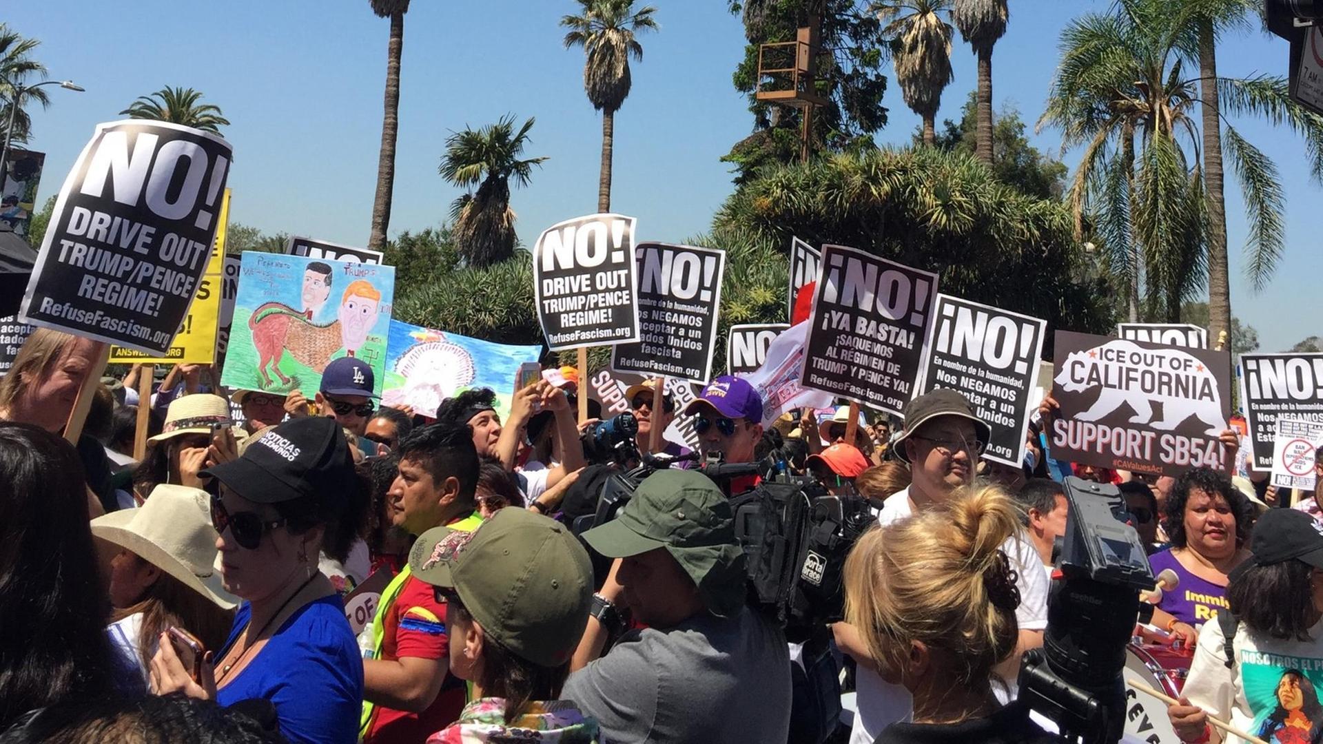 Eine Kundgebung gegen die Politik von US-Präsident Donald Trump am 1. Mai in Los Angeles.