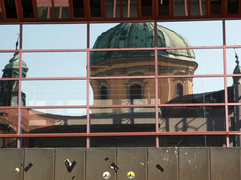 Die Basilika von Weingarten spiegelt sich am Montag (05.05.2008) in den Fenstern des Eingangsberiches der Pädagogischen Hochschule (PH) in Weingarten (Kreis Ravensburg).