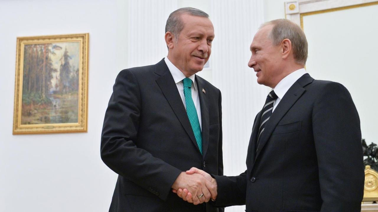 Wladimir Putin und Recep Tayyip Erdogan stehen im September 2015 im Kreml und reichen sich die Hände.