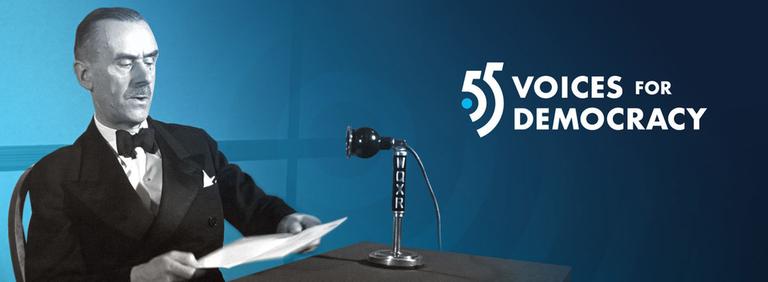 Eine Grafik zur Veranstaltungsreihe "55 Voices for Democracy" zeigt eine Schwarzweiß-Aufnahme von Literaturnobelpreis-Träger Thomas Mann um 1940 mit Manuskript vor historischem Mikrofon bei der Aufnahme einer seiner BBC-Radio-Ansprachen  "Deutsche Hörer!" 