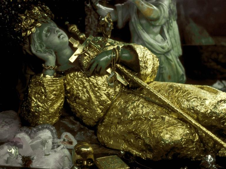 Die Heiligenfigur Santa Rosalia in ihrer Grotte in Palermo