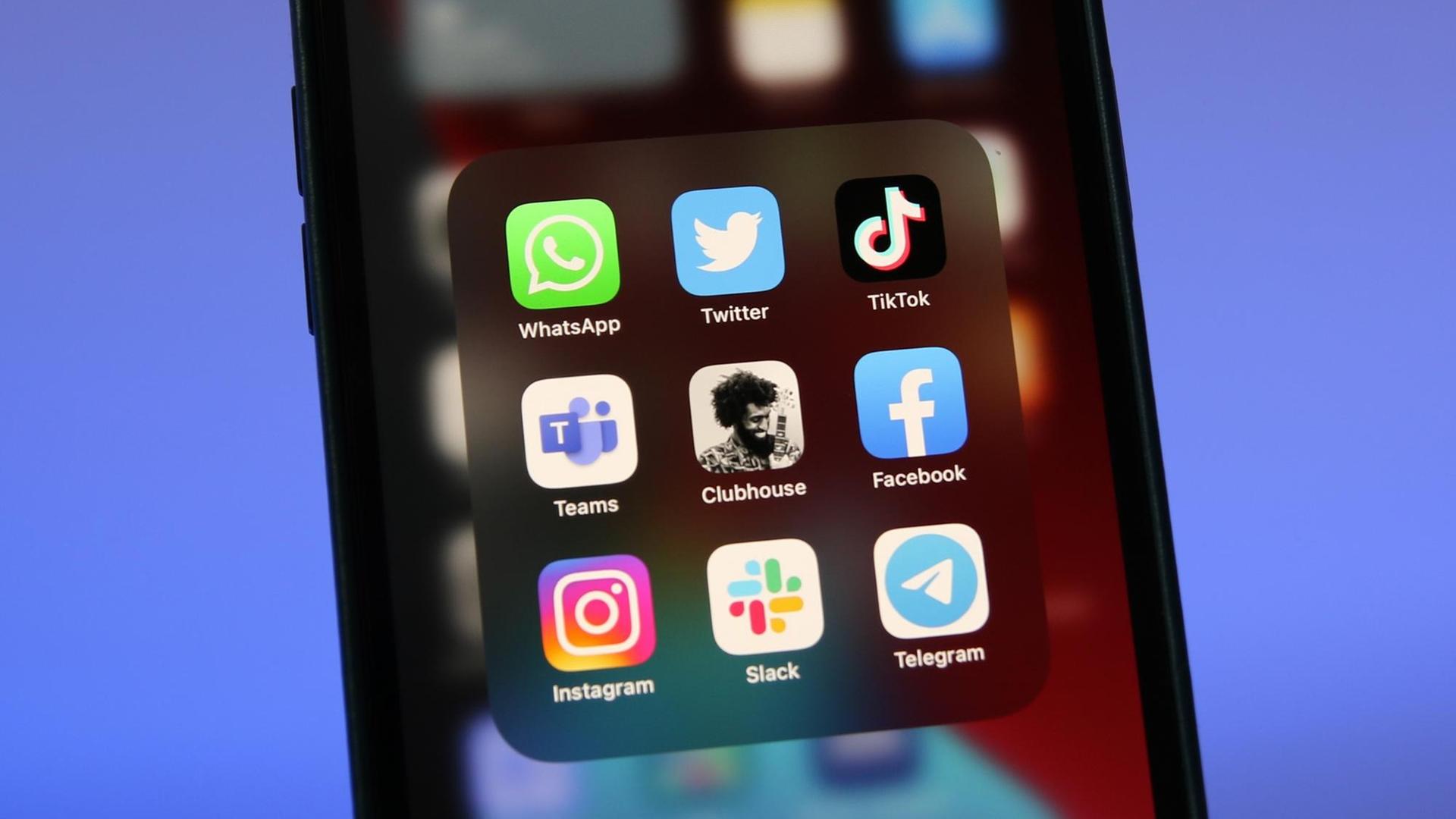 Die Logos der Social-Media-Plattformen WhatsApp, Twitter, TikTok, Microsoft Teams, Clubhouse, Facebook, Instagram, Slack und Telegramm sind auf einem iPhone 12 Pro Max von Apple zu sehen