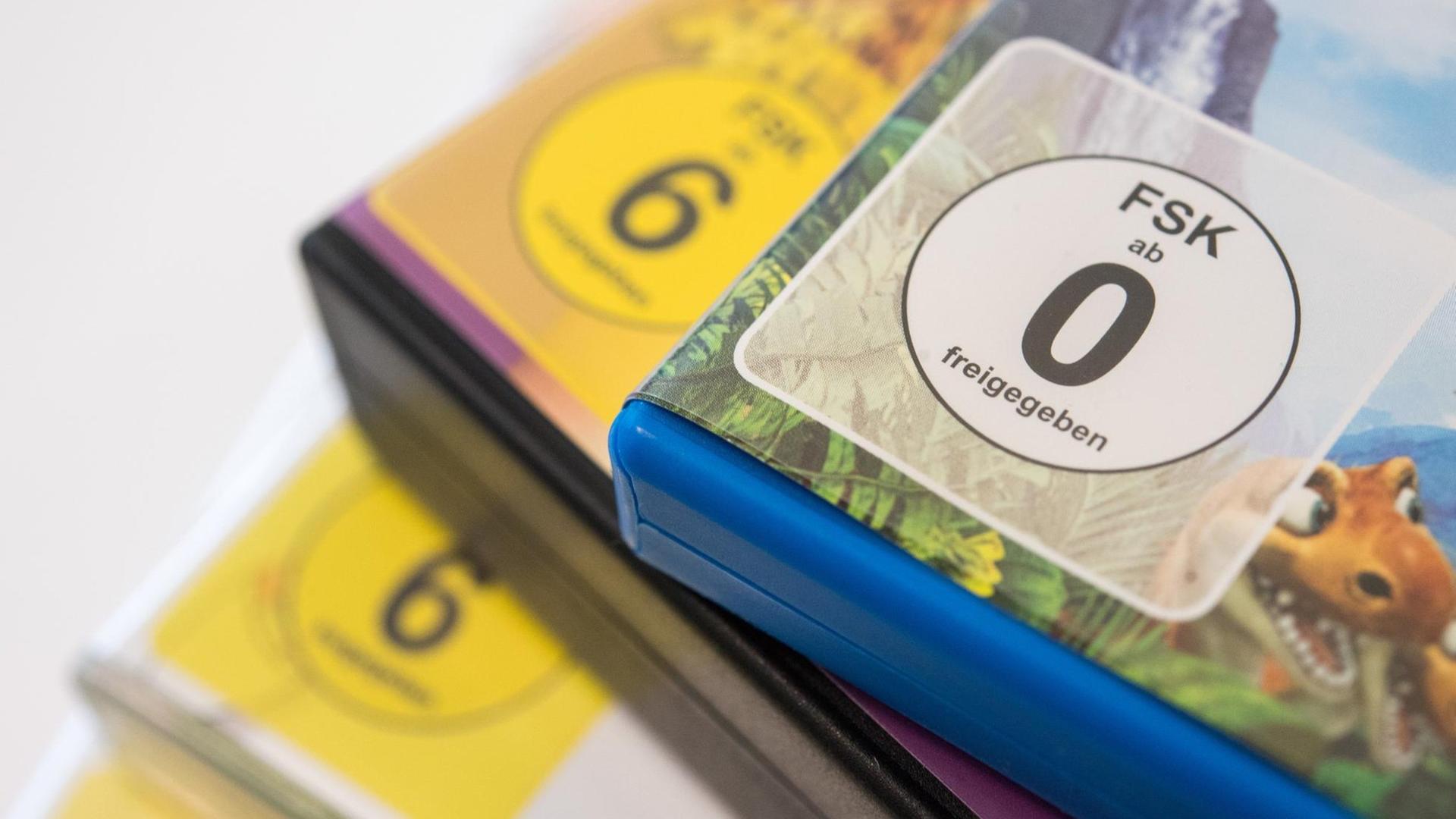 DVDs mit unterschiedlichen Altersfreigaben liegen auf einem Tisch. DVDs mit unterschiedlichen Altersfreigaben liegen auf einem Tisch.