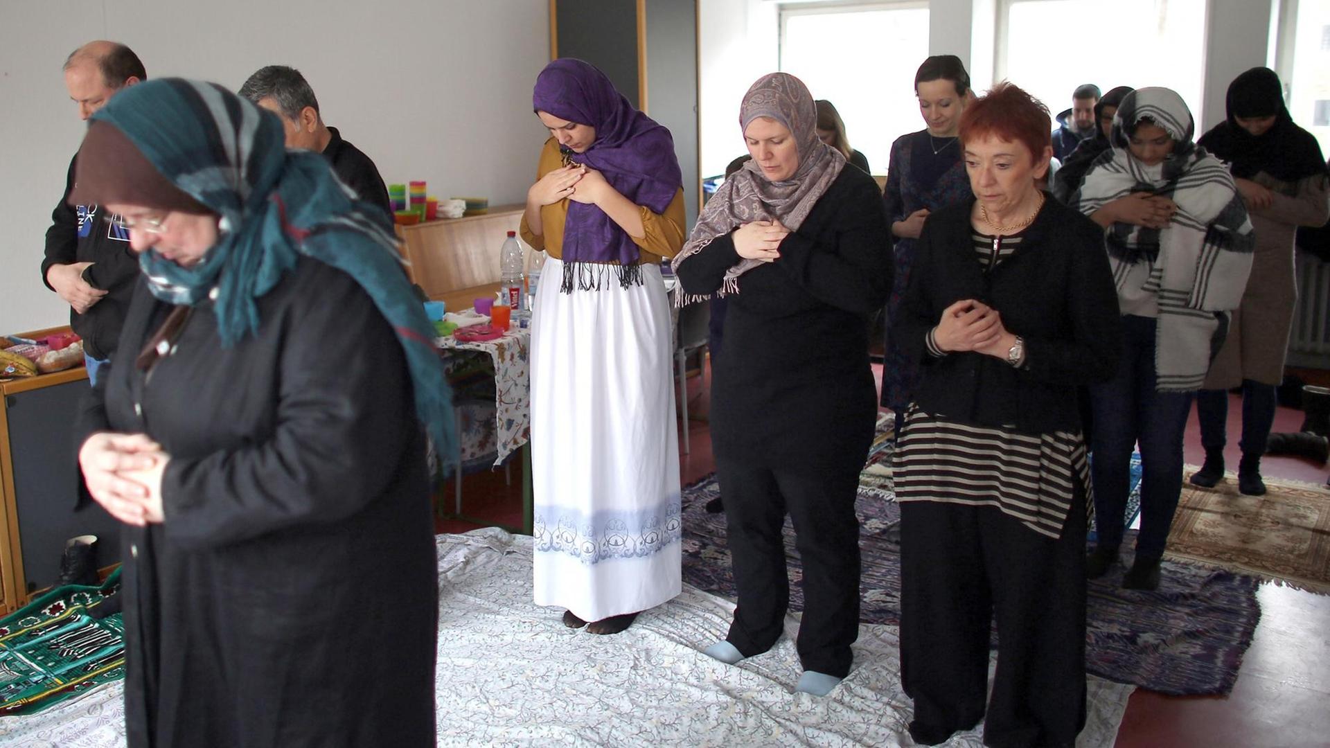 Gebet muslimischer Frauen und Männer des Liberal-Islamischen Bundes in Köln. Vorne rechts Politikerin und LIB-Mitglied Lale Akgün.