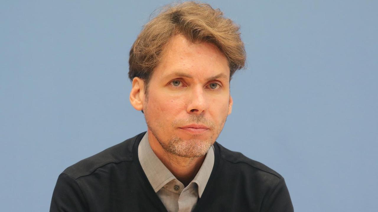 Christoph Hey beantwortet auf einer Pressekonferenz vor der Bundespressekonferenz zur Seenotrettung 2019 Fragen von Journalisten