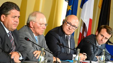 Witschaftsminister Sigmar Gabriel und Finanzminister Wolfgang Schäuble mit ihren französischen Amtskollegen Michel Sapin und Emmanuel Macron auf einer Pressekonferenz.