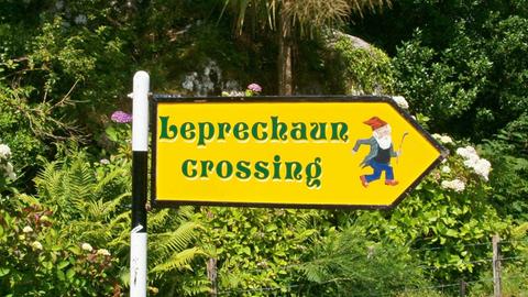 Ein Verkehrsschild in Kerry (Irland) weist auf den Weg der Leprechauns hin. Die kleinen trollartigen Wesen werden meist in grüner Kleidung und mit roten Haaren dargestellt. Sie sind circa 60 bis 90 cm groß. Das Wort Leprechaun ist eine Abwandlung des gälischen Begriffs für kleine Körper, daher nennt man sie auch little people (kleines Volk). Leprechauns besitzen immer Gold, das sie vollständig zusammen halten wollen. Es gibt viele Vermutungen darüber, wo sie das Gold her haben und wo es versteckt wird. Einer Legende nach soll sich ihr Schatz am Ende (oder Anfang) des Regenbogens befinden Im Wörterbuch speichern Keine Wortliste für Albanisch -> Deutsch... Eine neue Wortliste erstellen... Kopieren Im Wörterbuch speichern Keine Wortliste für Englisch -> Deutsch... Eine neue Wortliste erstellen... Kopieren